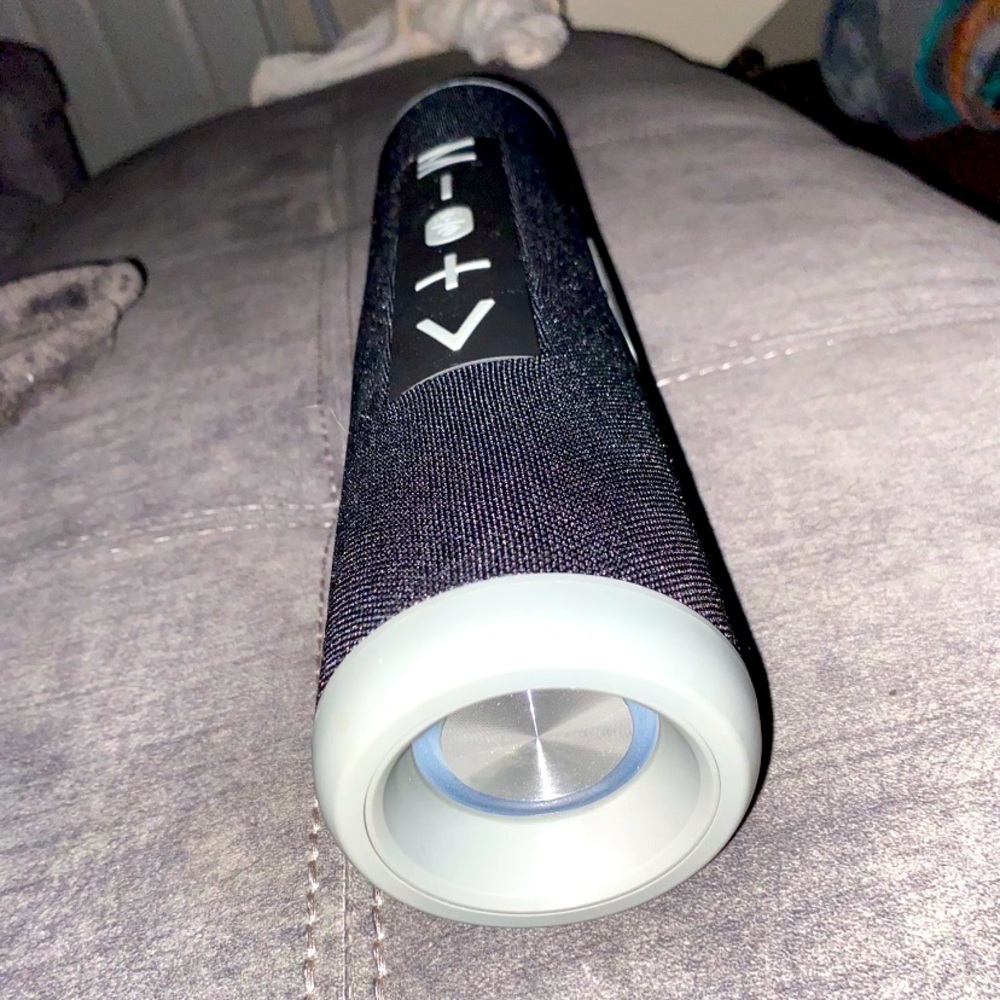 This speaker has a variety of sound options, is perfect for any occasion.